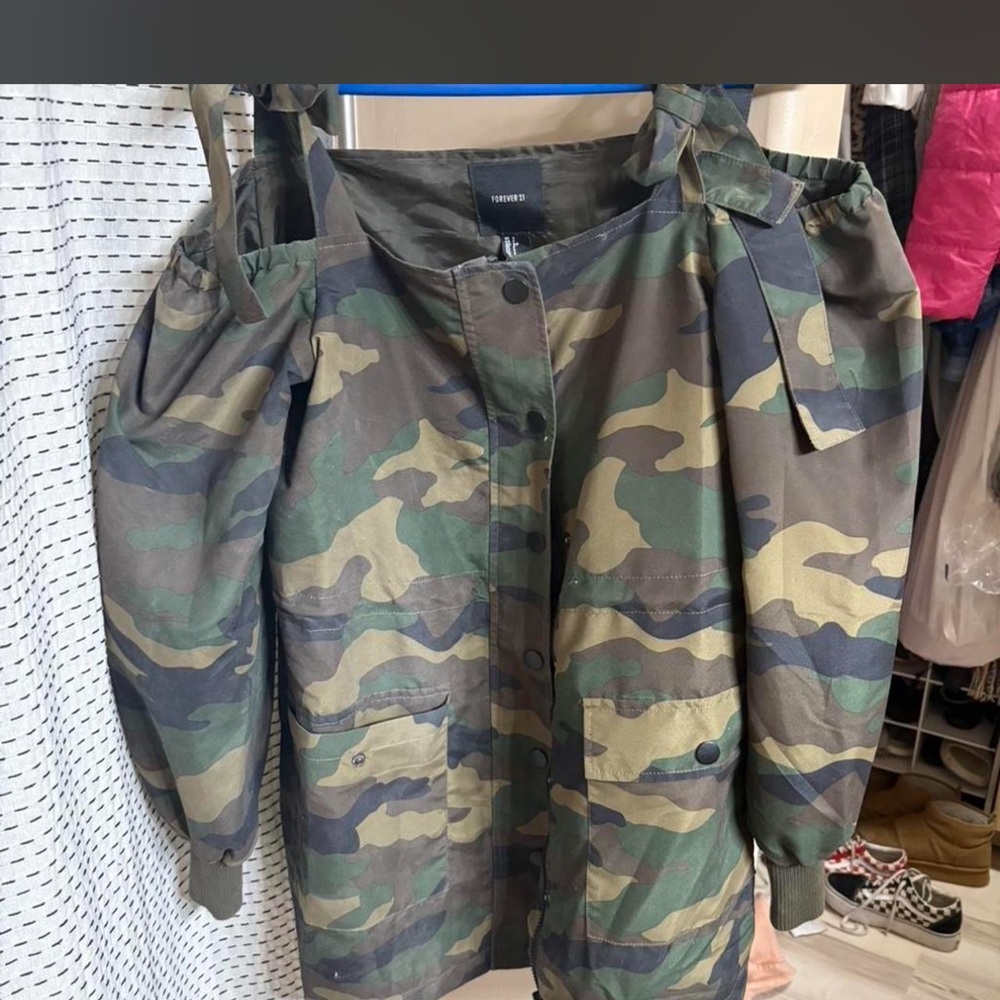 Camouflage Off-Shoulder Jacket